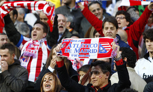 Temporada 12/13. Final Copa del Rey 2012-13. Real Madrid - Atlético de Madrid. Aficionados atléticos en las gradas del Bernabéu